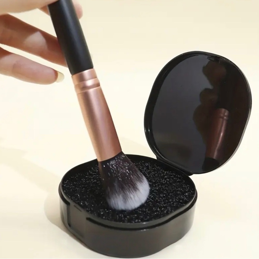 🧦 Makeup Brush Cleaner